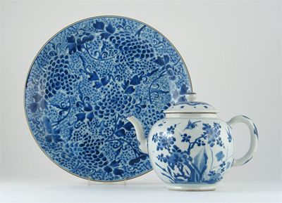 Appraisal: A Chinese blue and white saucer dish decorated with a