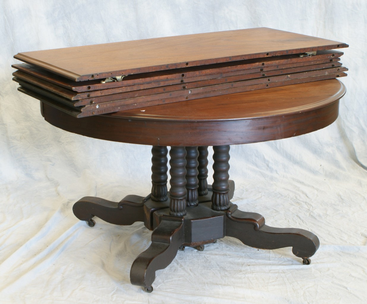 Appraisal: Round mahogany Federal style DR table with spool turned legs