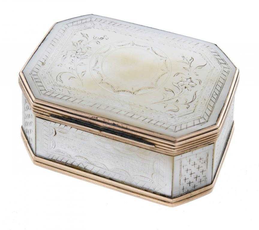 Appraisal: AN ENGLISH GOLD AND MOTHER OF PEARL SNUFF BOX of