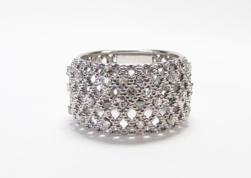 Appraisal: An K white gold band ring in weave design with