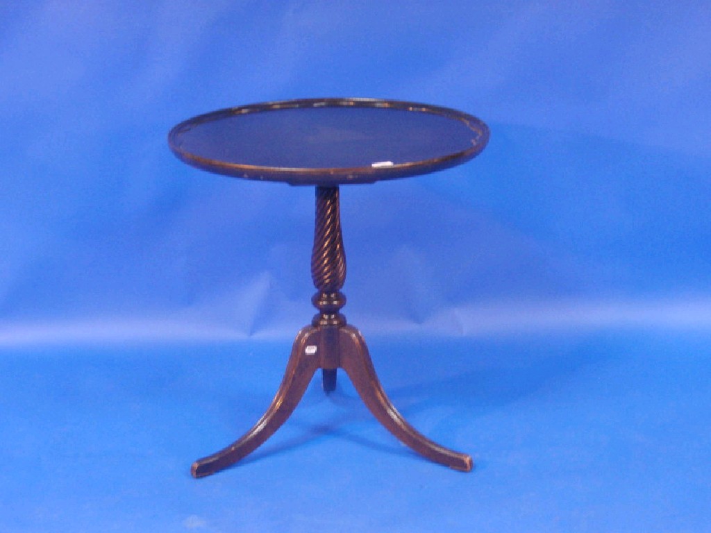 Appraisal: A Georgian pedestal table with dished top