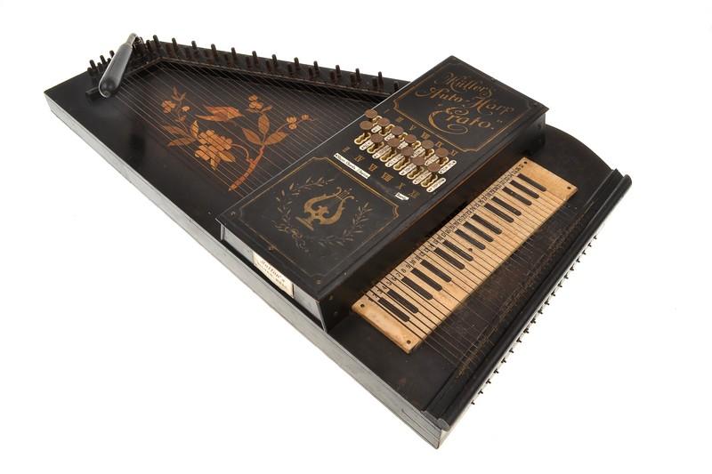 Appraisal: LATE TH EARLY TH CENTURY MULLERS AUTO HARP ERATO WITH