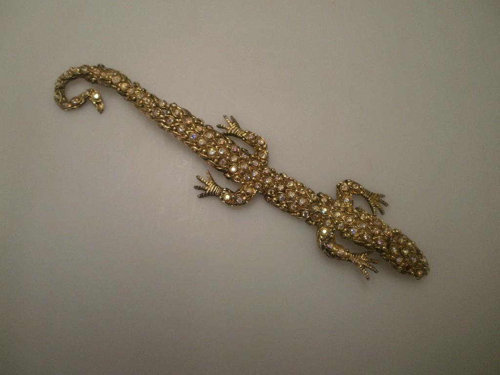 Appraisal: A costume clip in the form of an articulated lizard