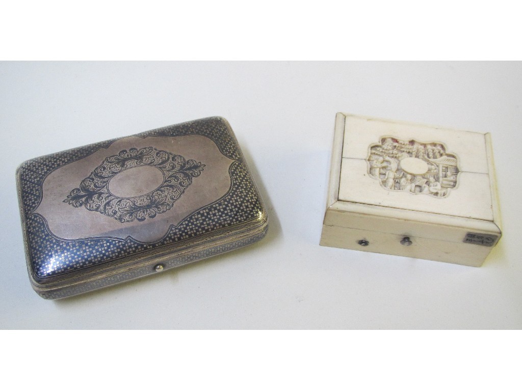 Appraisal: A Russian niello silver snuff box decorated with a scroll