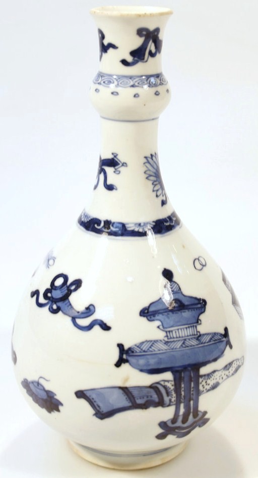 Appraisal: A Chinese blue and white porcelain vase with inverted bellied