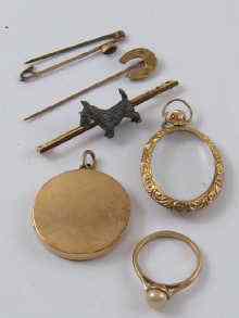 Appraisal: A mixed lot comprising a ct gold locket approx cm