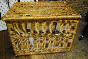 Appraisal: Wicker hamper no contents