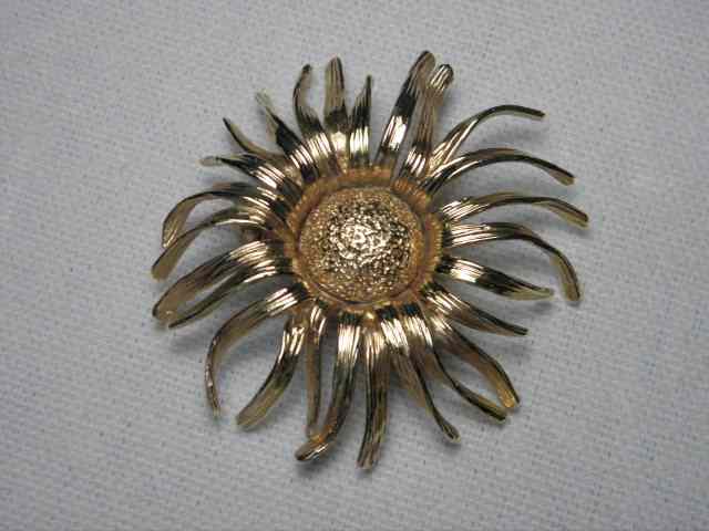 Appraisal: A kt yellow gold brooch pin in the form of