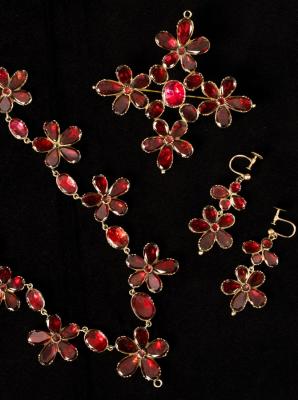 Appraisal: A th Century garnet parure comprising necklace of flowerhead links