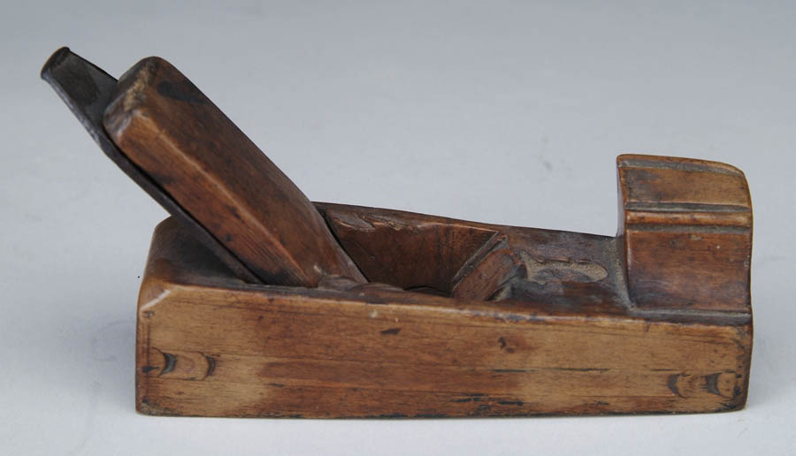 Appraisal: EARLY CARVED WOOD MOLDING PLANE WITH CARVED SILHOUETTE OF FRANKLIN