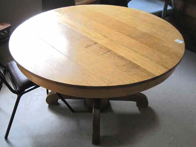 Appraisal: A GOLDEN OAK PEDESTAL DINING TABLE American c the round