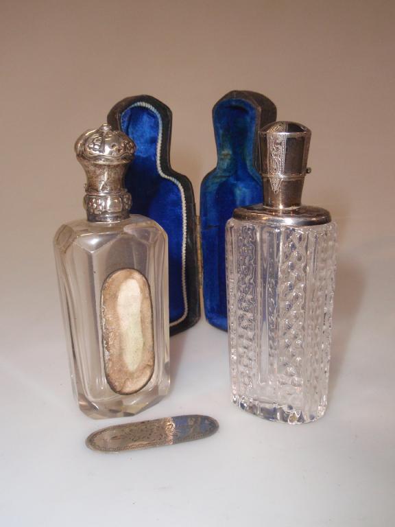 Appraisal: A thC slice cut crystal scent bottle with white metal