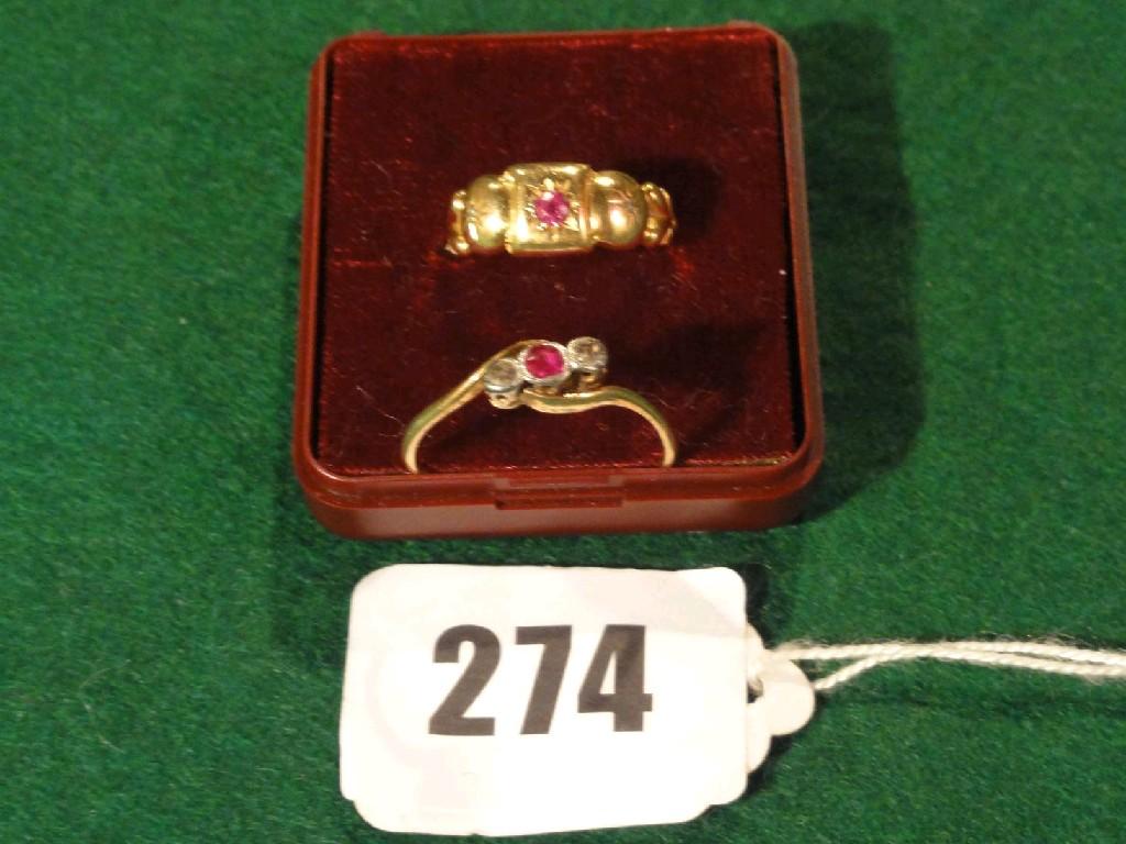 Appraisal: A Victorian ct gold ring with solitaire ruby setting with