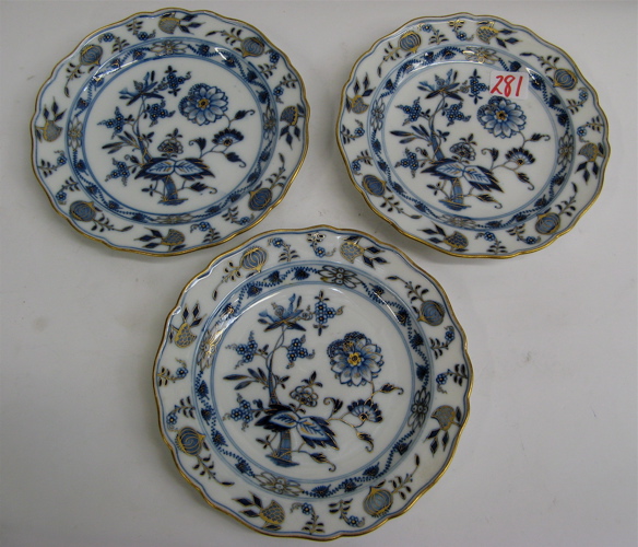 Appraisal: A SET OF THREE MEISSEN BLUE ONION DESSERT PLATES blue