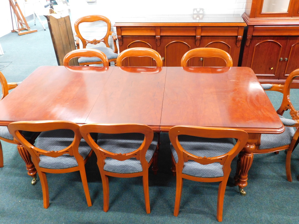 Appraisal: A Victorian style cherry extending dining table with moulded oblong