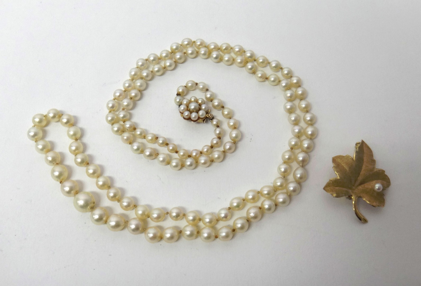 Appraisal: A single row necklace of graduated cultured pearls on a