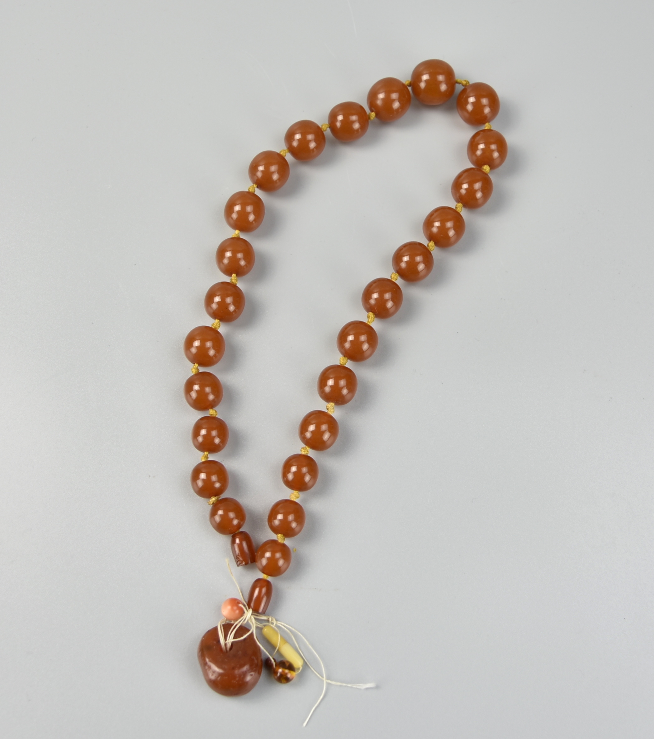 Appraisal: CHINESE AGATE BEEDED NECKLACE Chinese agate necklace with beads in