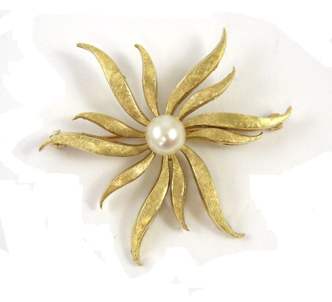 Appraisal: PEARL AND FOURTEEN KARAT GOLD SUNBURST BROOCH featuring a mm