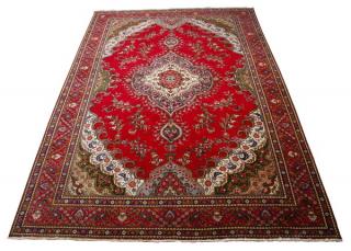 Appraisal: Oversized hand knotted wool rug ' long Oversized hand knotted