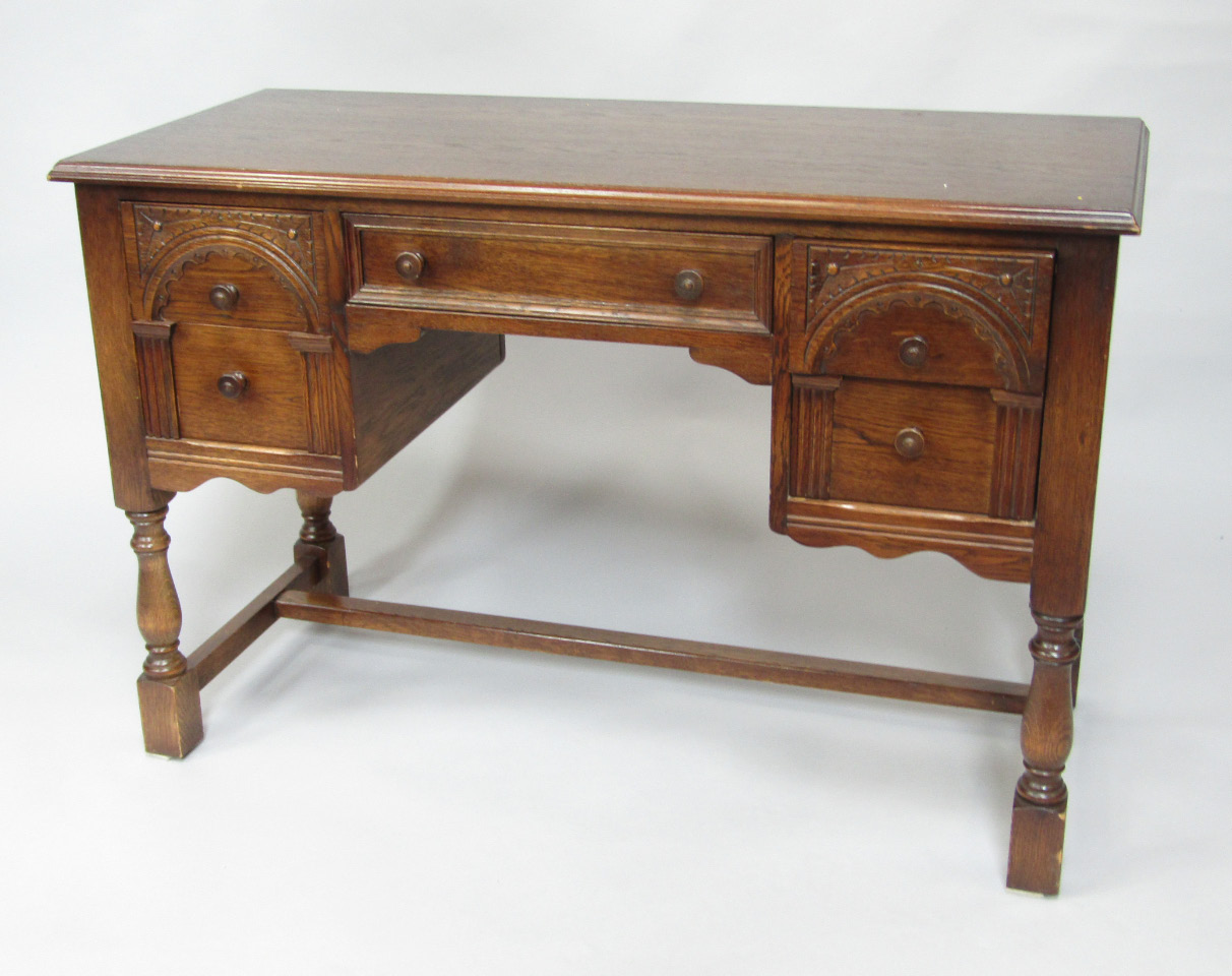 Appraisal: An oak dressing table with a single drawer flanked by