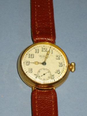 Appraisal: A GENT'S WALTHAM WRIST WATCH with circular ivory enamelled dial