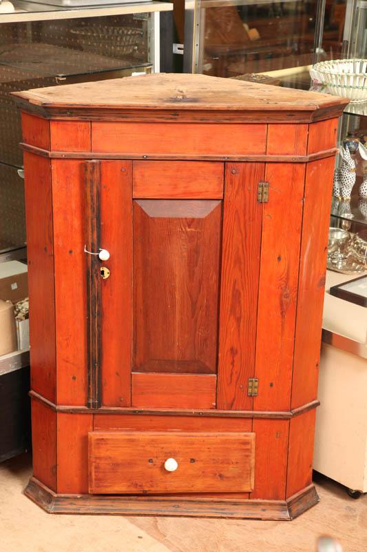 Appraisal: HANGING CORNER CUPBOARD Pine in a red stain having a