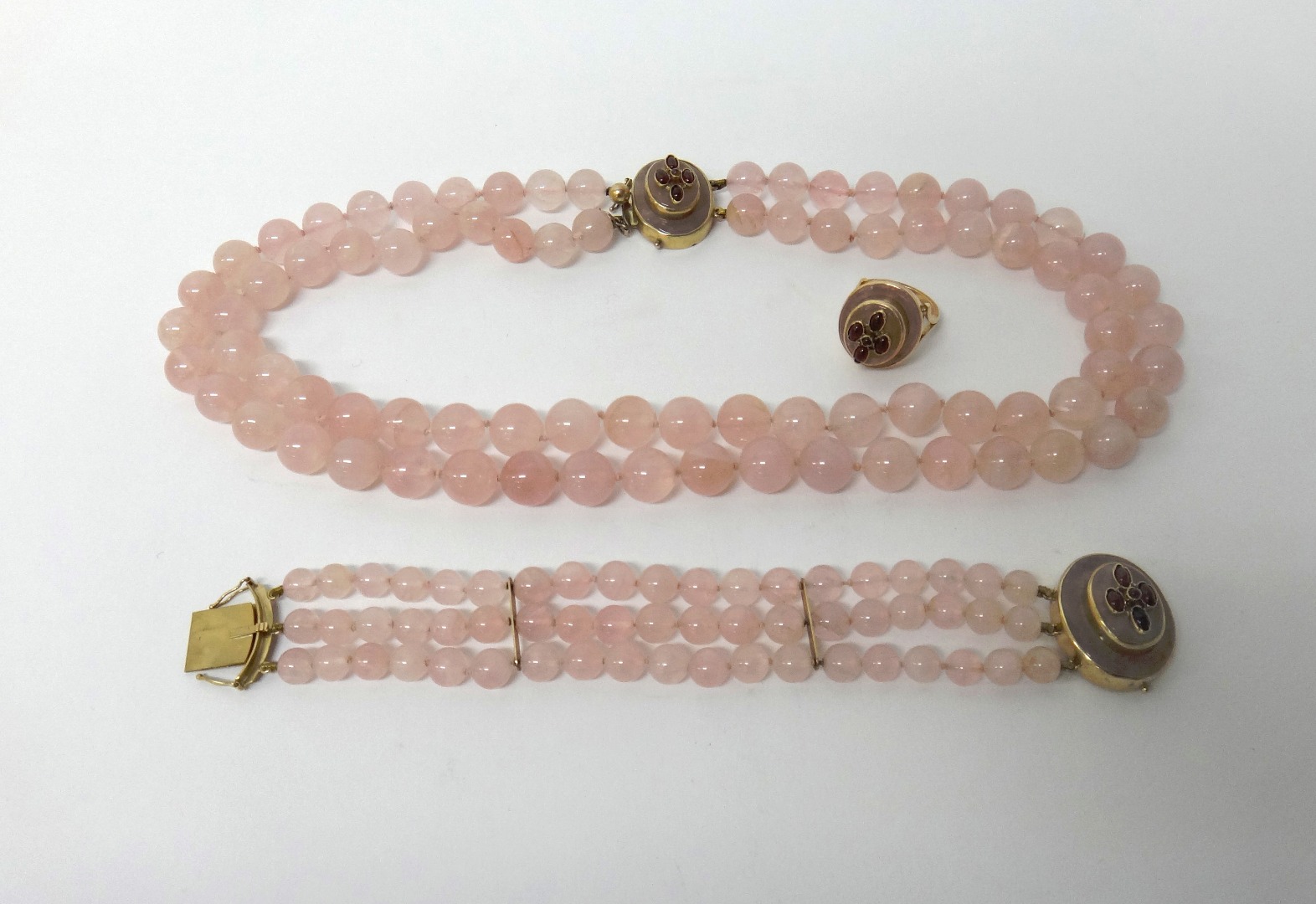 Appraisal: A two row necklace of rose quartz beads on a