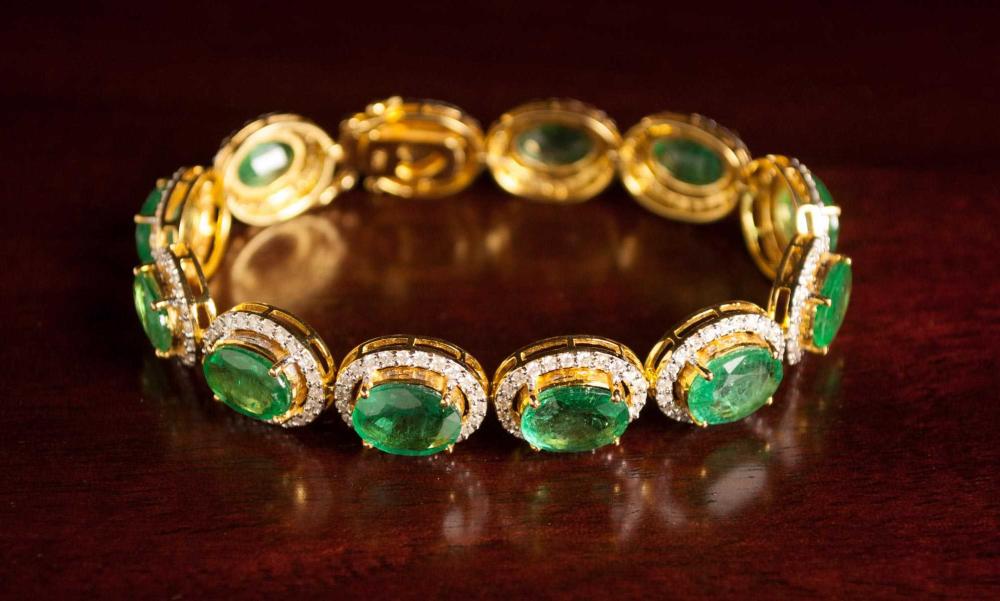 Appraisal: EMERALD DIAMOND AND EIGHTEEN KARAT GOLD LINK BRACELET each link