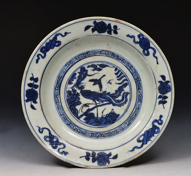 Appraisal: A CHINESE WANLI PERIOD BLUE AND WHITE DISH with Phoenix