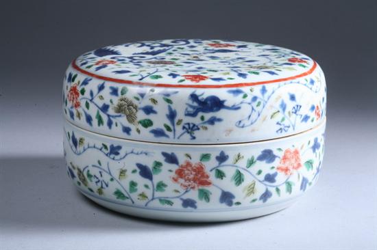 Appraisal: CHINESE WUCAI PORCELAIN BOX AND COVER Wanli mark Qianlong period