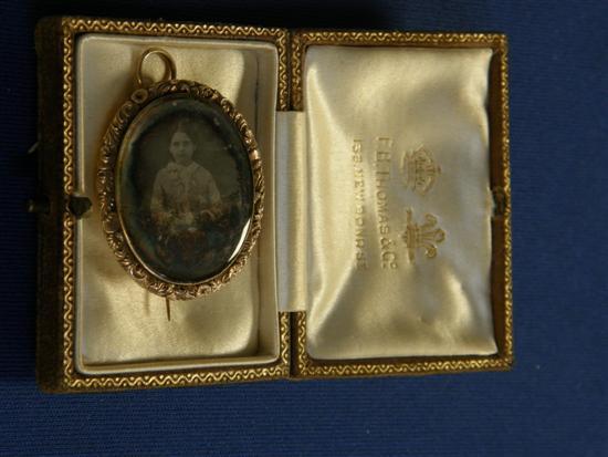 Appraisal: Oval memorial pendant brooch containing a photographic image