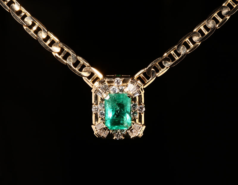 Appraisal: A K yellow gold diamond and emerald necklace Centering a