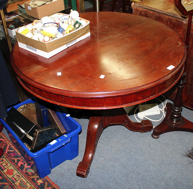 Appraisal: A CIRCULAR MAHOGANY OCCASIONAL TABLE on tripod support cm diameter