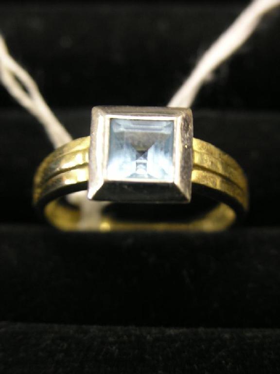 Appraisal: An ct gold gentleman's ring set with trap cut aquamarine