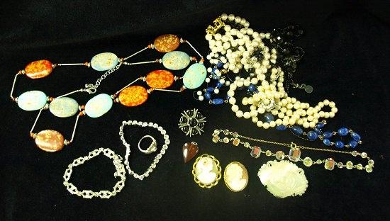 Appraisal: A quantity of costume jewellery