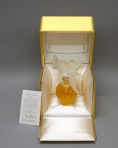 Appraisal: In silk box oz Perfume bottle by Nina Ricci doves