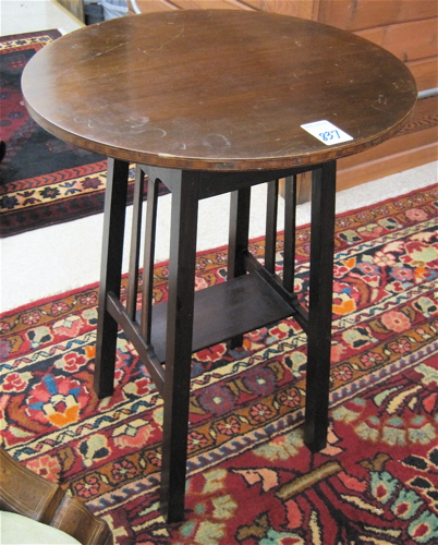 Appraisal: AN EDWARDIAN MAHOGANY LAMP TABLE English c with round top