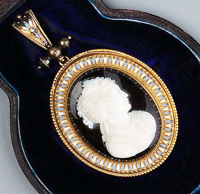 Appraisal: A VICTORIAN HARDSTONE CAMEO BROOCH PENDANT carved to depict the