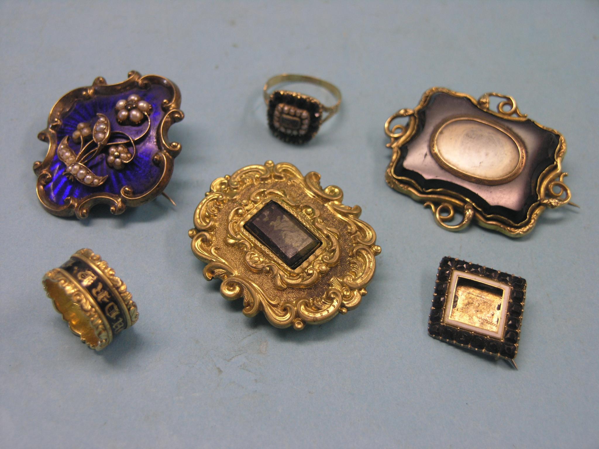 Appraisal: th century memorial jewellery including George IV ct gold ring