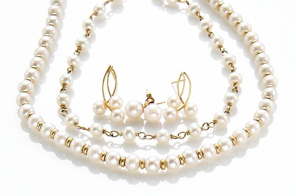 Appraisal: A freshwater cultured pearl k gold necklace and bracelet together