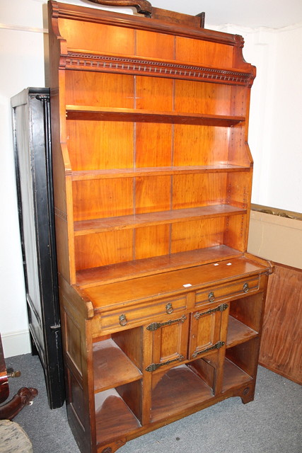 Appraisal: A VICTORIAN WALNUT TWO TIER BOOKCASE the upper section with