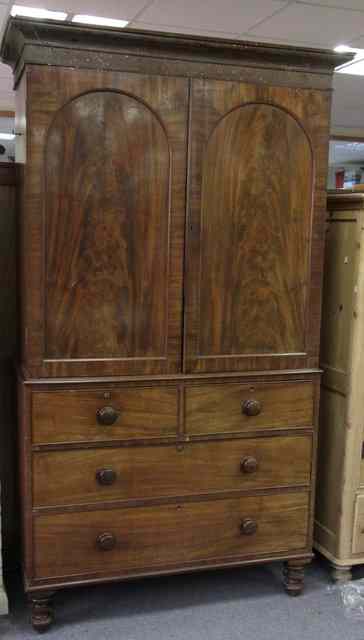 Appraisal: An early Victorian mahogany linen press with moulded cornice fitted