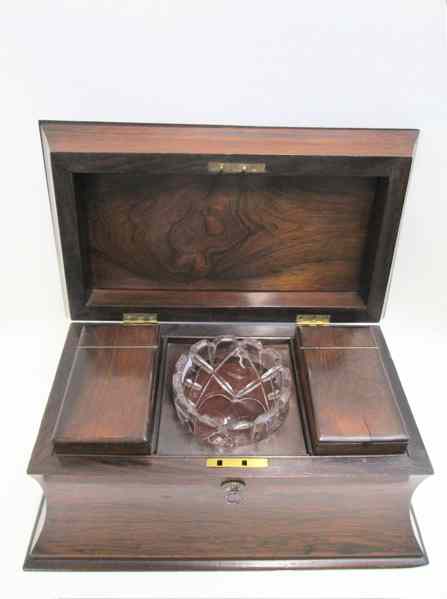 Appraisal: TH CENTURY ROSEWOOD TEA CADDY Regency style having a hinged