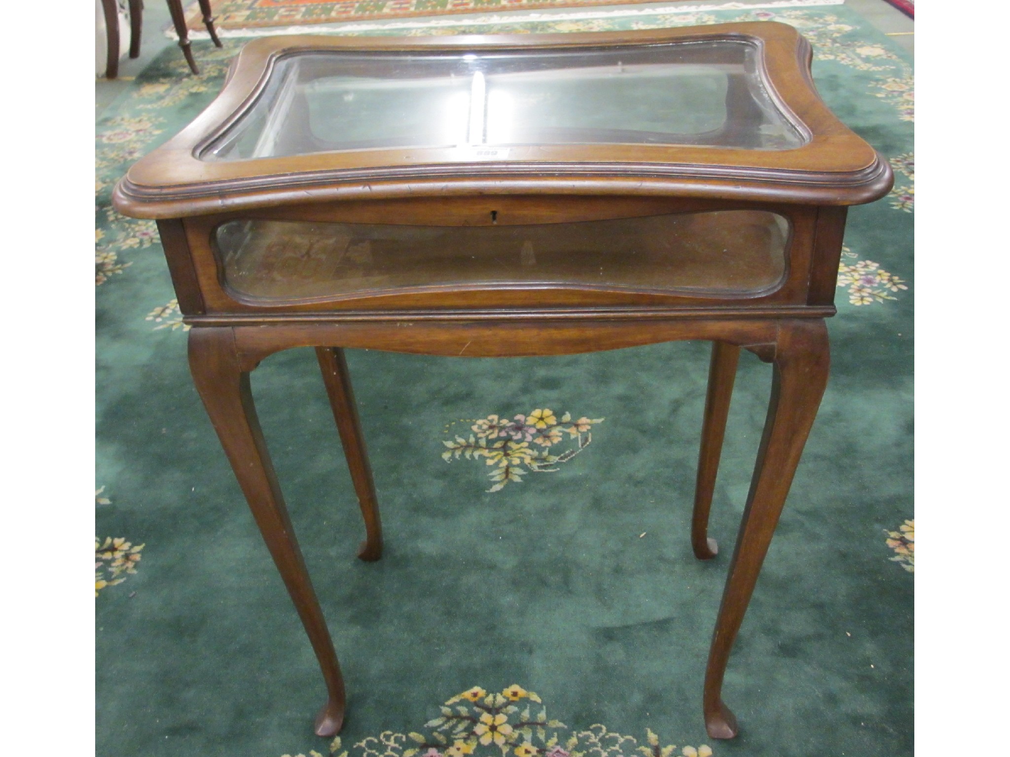 Appraisal: An Edwardian mahogany bijouterie table