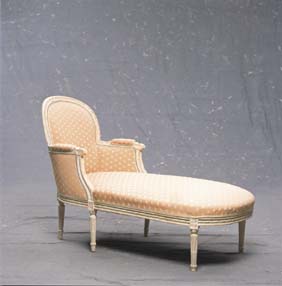 Appraisal: AMERICAN CHAISE LOUNGE American chaise lounge upholstered with white flowers