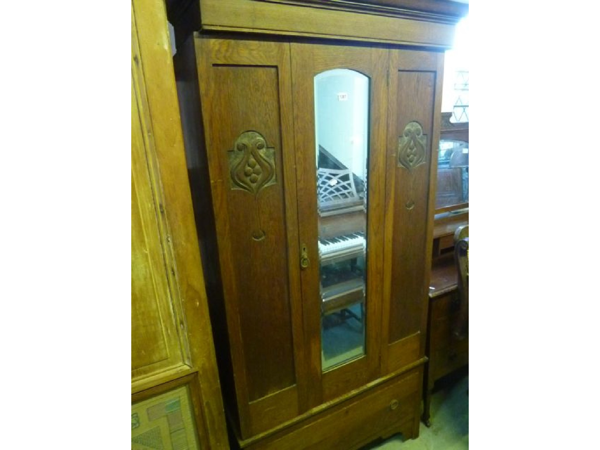 Appraisal: An Edwardian oak bedroom pair comprising a single wardrobe enclosed