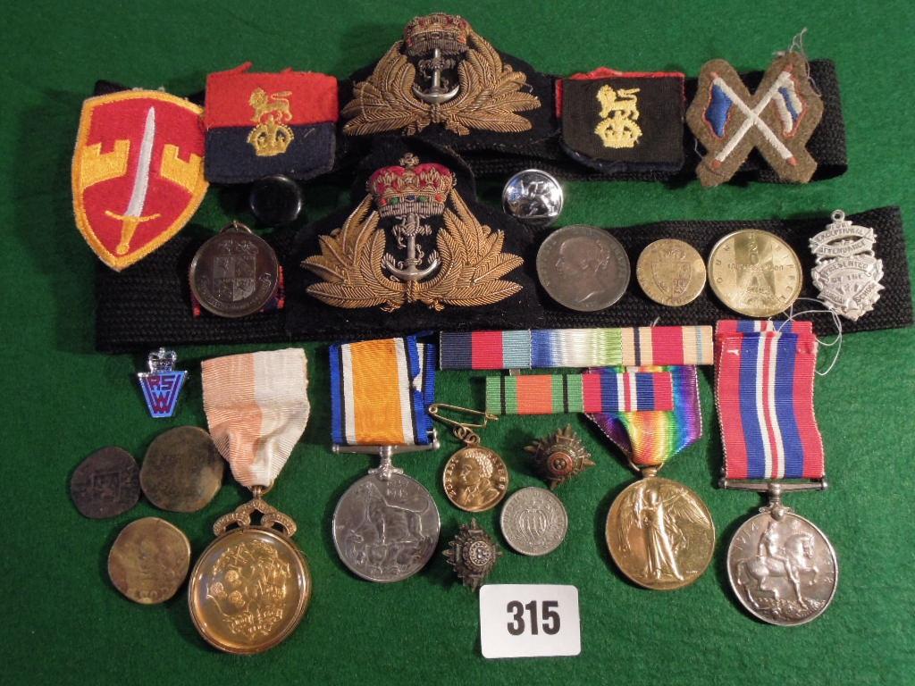 Appraisal: A mixed collection of military cloth badges and including British