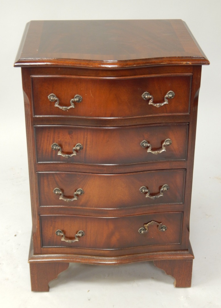 Appraisal: A reproduction Georgian style mahogany pedestal chest of four drawers