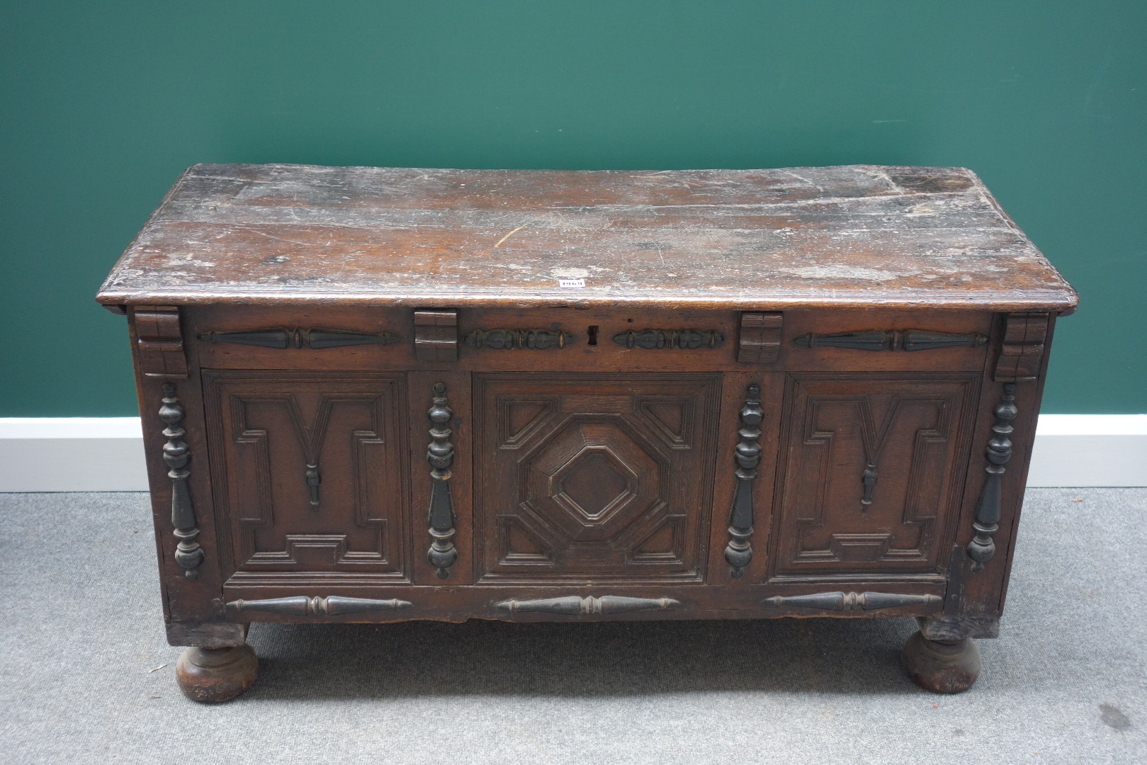 Appraisal: A th century oak coffer the plank top over a