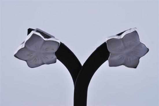 Appraisal: A PAIR OF WHITE SHELL FLOWER EARRINGS TO POST AND